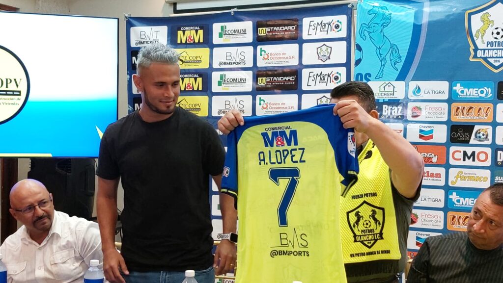 Alex López oficialmente presentado con el Olancho FC. Foto Olancho FC