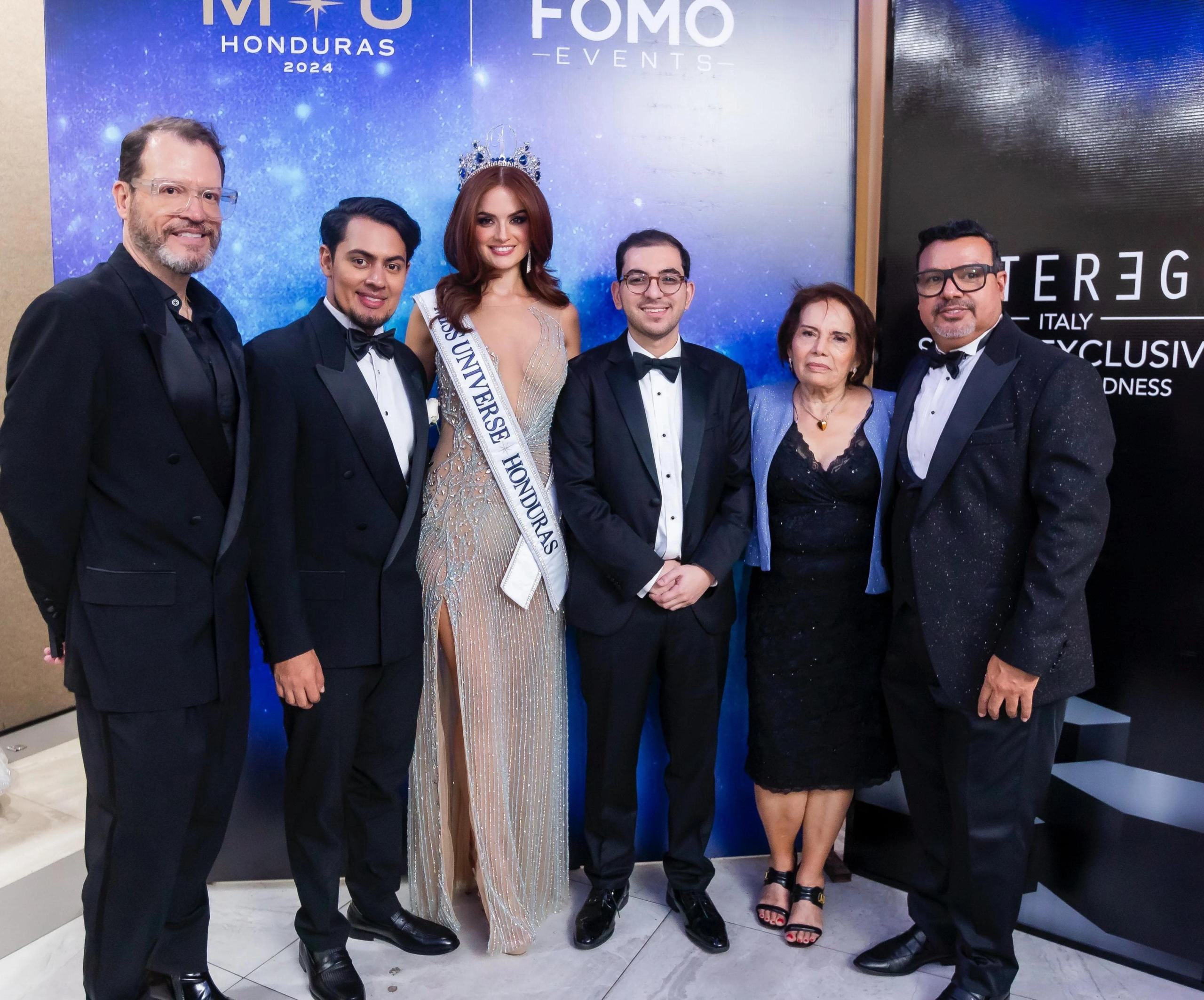 Stephanie Cam, como Miss Honduras Universo 2024, acompañada de Mario Faraj