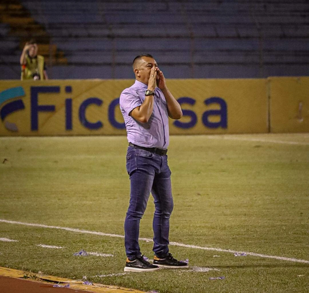 "Beto"Rivera deja de ser DT de Olancho FC