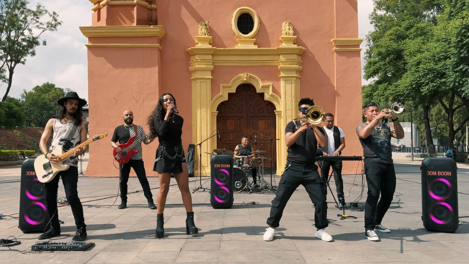 Intérpretes musicales de 9 países versionaron creativamente la legendaria canción «Boom Boom Pow» de Black Eyed Peas para que la fiesta nunca termine y cautivar así al público de todo el mundo.