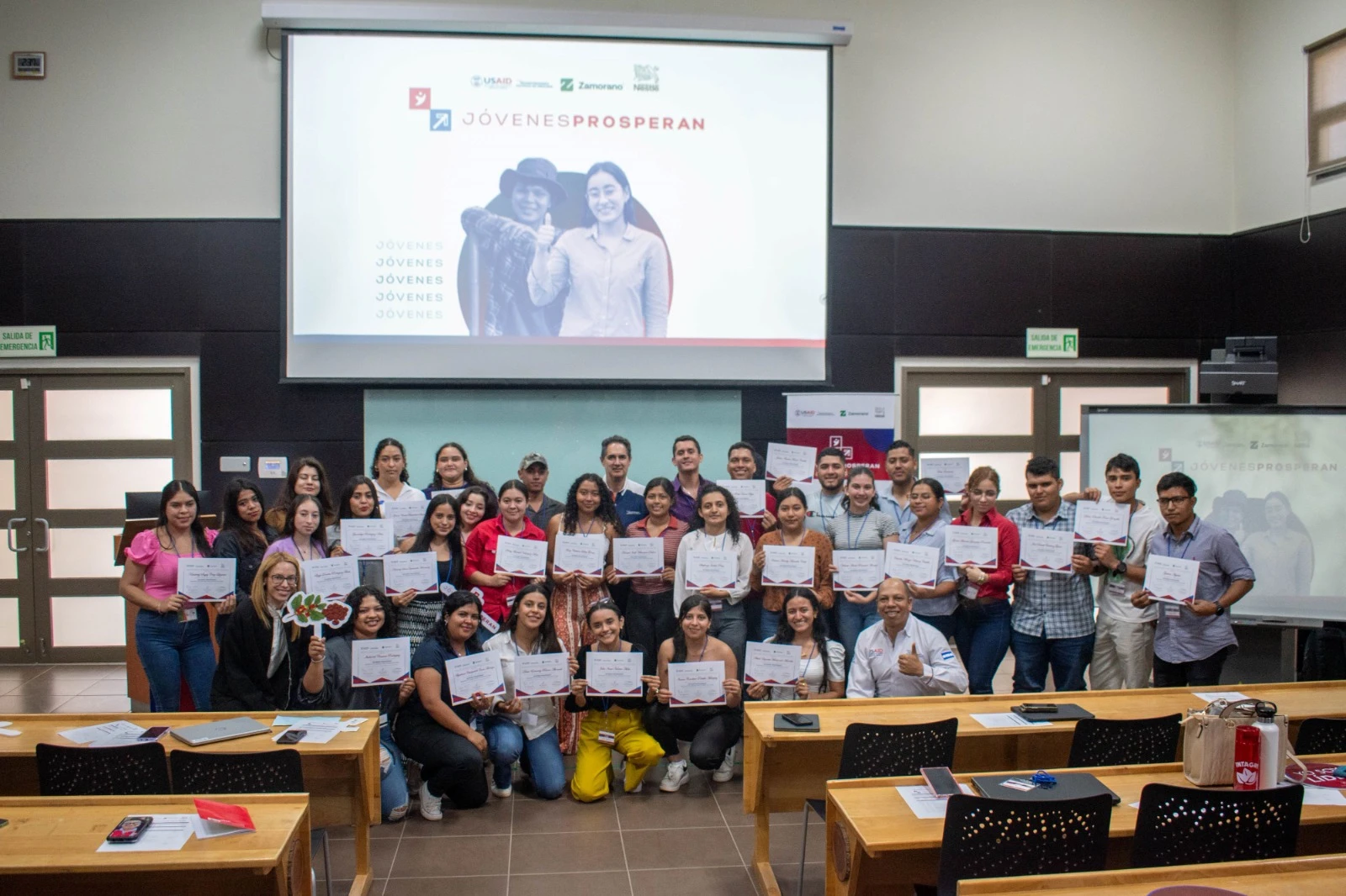 El compromiso de USAID a través del Proyecto Transformando Sistemas de Mercado (TMS), Zamorano y Nestlé con el desarrollo sostenible del sector agrícola, refleja su firme creencia en el poder transformador de la juventud, acompañándolos con herramientas para liderar y prosperar en el sector agrícola, y potenciar su capacidad para impulsar el cambio positivo en la sociedad