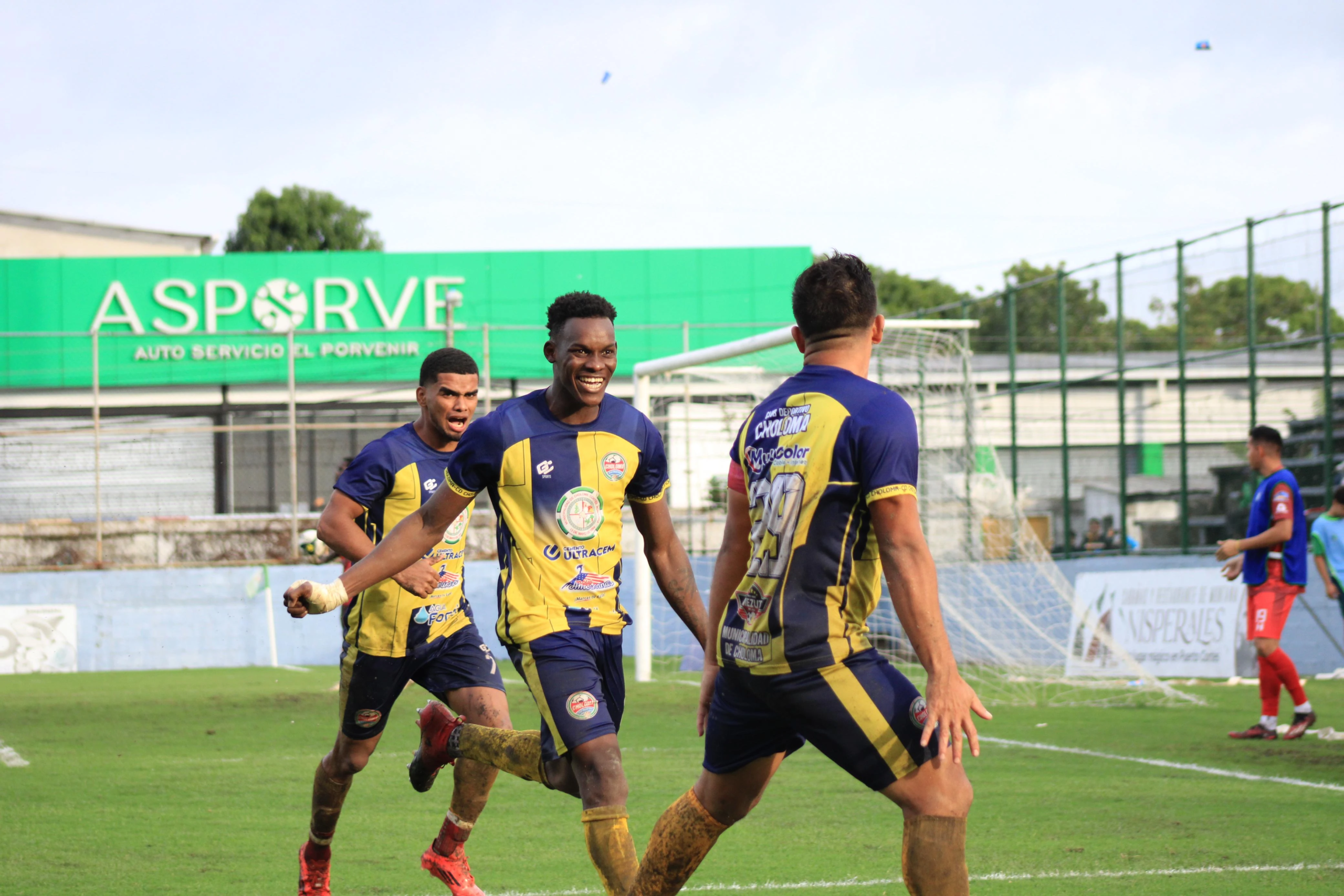 Bryan Castillo anotó el segundo gol cholomeño. Foto David Benitez