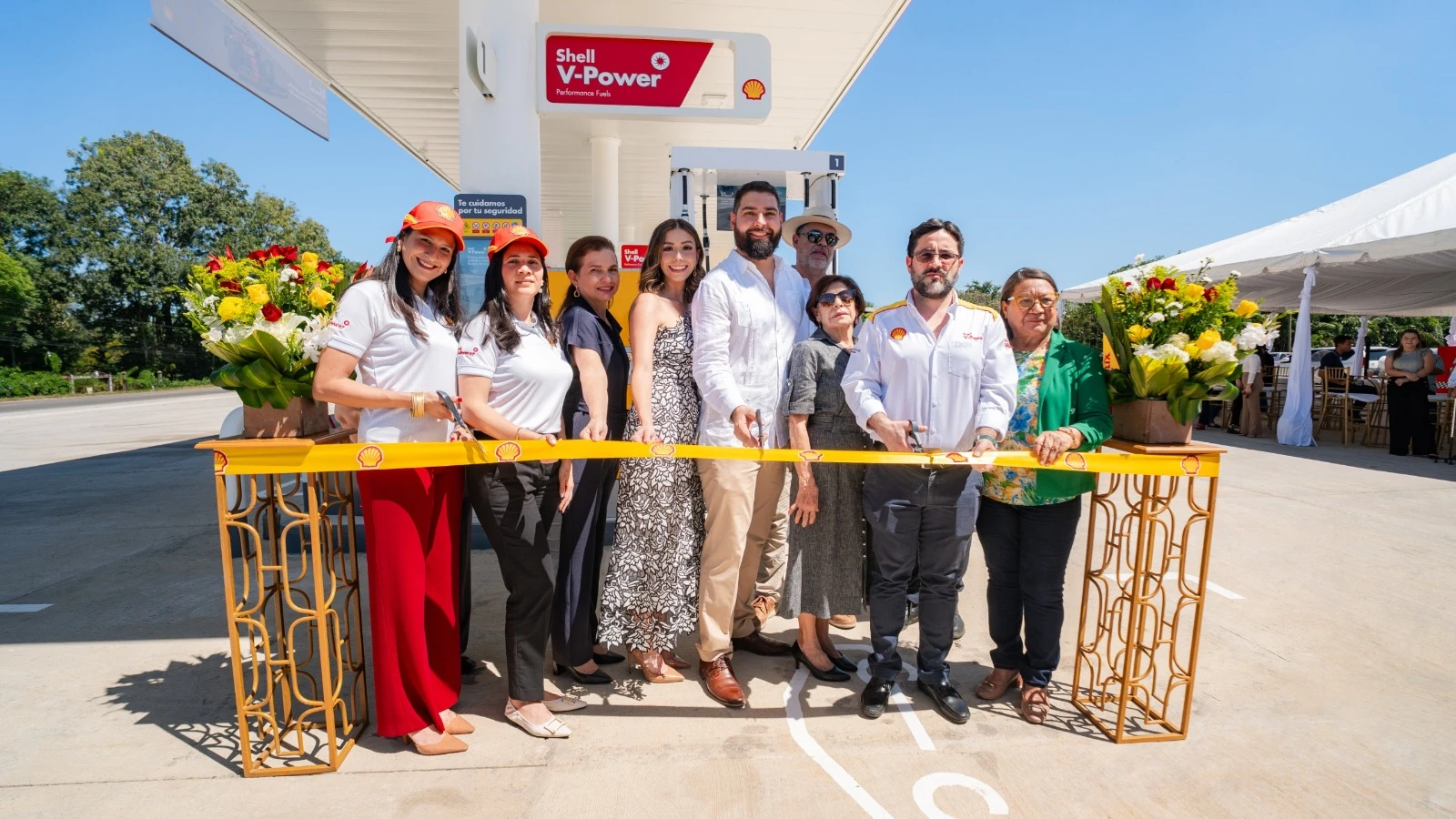 “PETRÓLEOS Y ENERGÍA DE HONDURAS, S.A. DE C.V. es licenciatario de Shell y utiliza las marcas comerciales de Shell bajo licencia. Este comunicado o declaración es realizado por PETRHOSA, y no es hecho en nombre de, ni refleja necesariamente los puntos de vista de ninguna empresa del Grupo de compañías de Shell”.