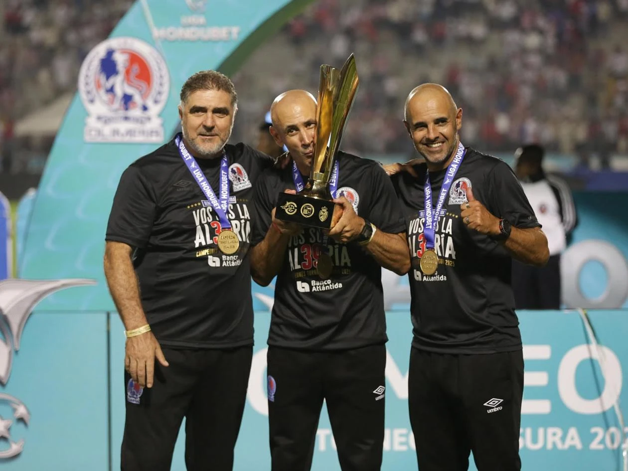 El uruguayo Eduardo Espinel conquistó el título del Clausura 2025 con Olimpia.