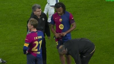 Jules Koundé salió lesionado en el Barcelona 3-3 Inter.