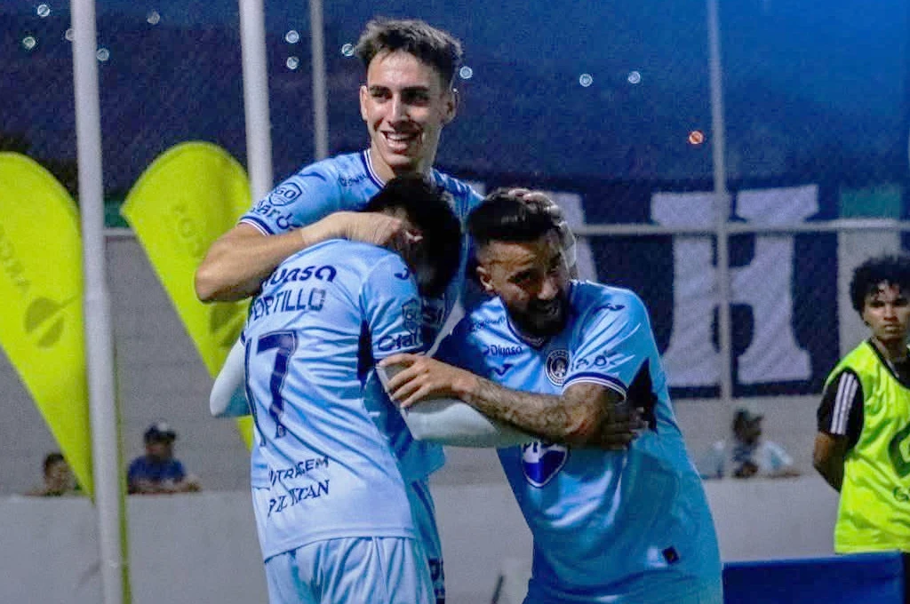 Rodrigo Auzmendi marcó un hat-trick ante Génesis.