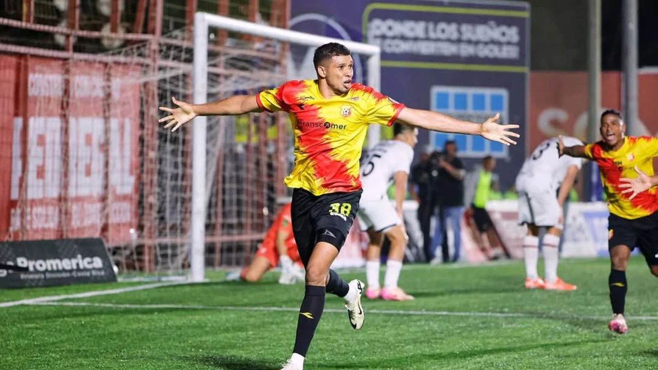 El hondureño Getsel Montes fue el héroe de Herediano en la final ante Alajuelense.