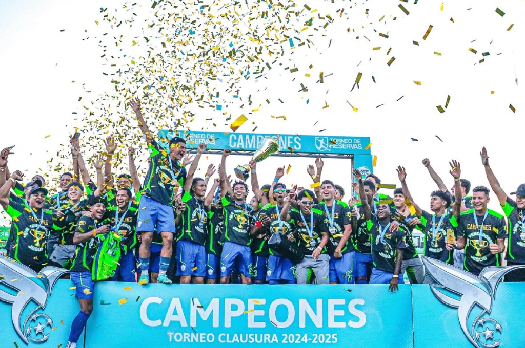 Los Potros levantaron su segundo título en reservas.