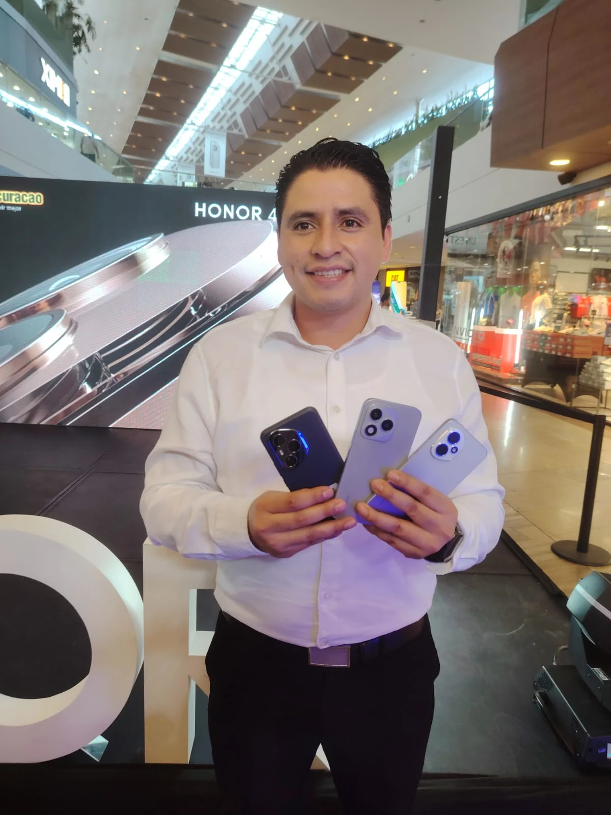 Llevando la experiencia fotográfica en smartphones al siguiente nivel con la cámara IA ultra nítida de 200MP y funciones inteligentes.