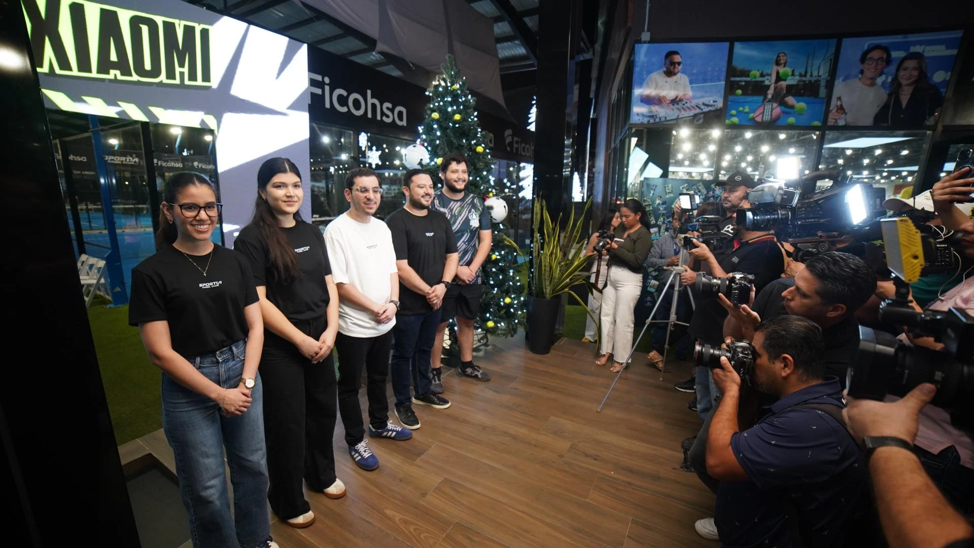 Sportia Pádel Club es el club de pádel más moderno y exclusivo de Honduras, ubicado en Merendón Place, San Pedro Sula. Con instalaciones premium y una programación activa durante todo el año, se ha convertido en un referente nacional en deporte y estilo de vida.