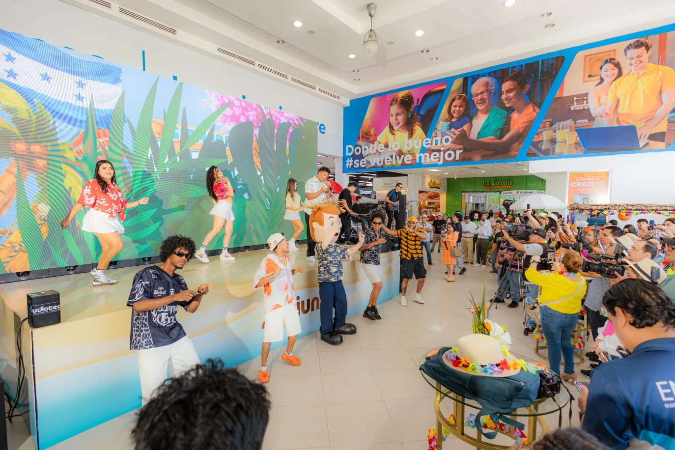 Ambiente del lanzamiento de verano de Diunsa