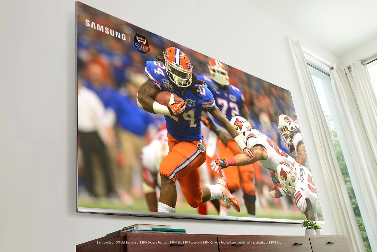 No solo imagínalo: desde el confort de tu hogar transforma una tradición televisiva como el partido culminante de la liga de fútbol en EE UU como una experiencia completamente sensorial y futurista.