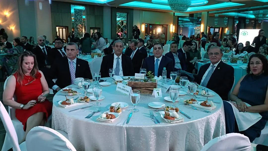 Este reconocimiento destaca el compromiso del sector empresarial con la sostenibilidad y la mejora del desempeño ambiental. 