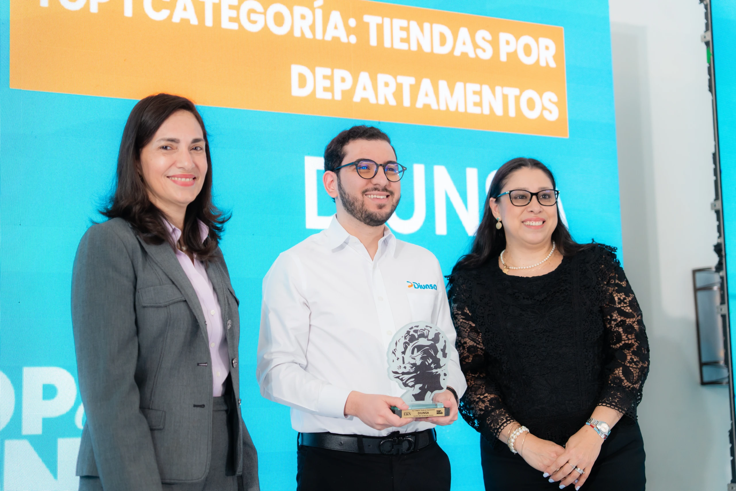 La Revista Estrategia & Negocios y Kantar Mercaplan presentaron los resultados del estudio Top of Mind 2026, en el que Diunsa también destaca en la categoría de tiendas electrónicas.