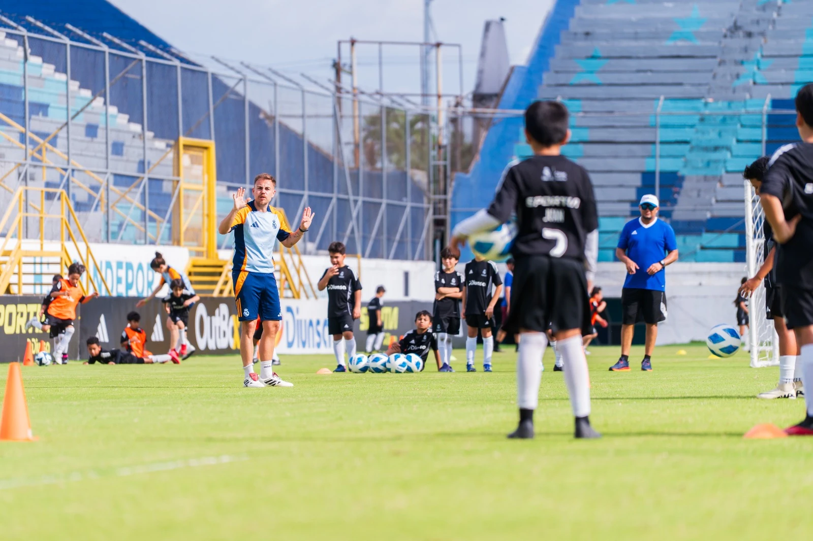 Una oportunidad única para que niños, niñas y jóvenes vivan el fútbol con valores bajo una metodología de clase mundia
