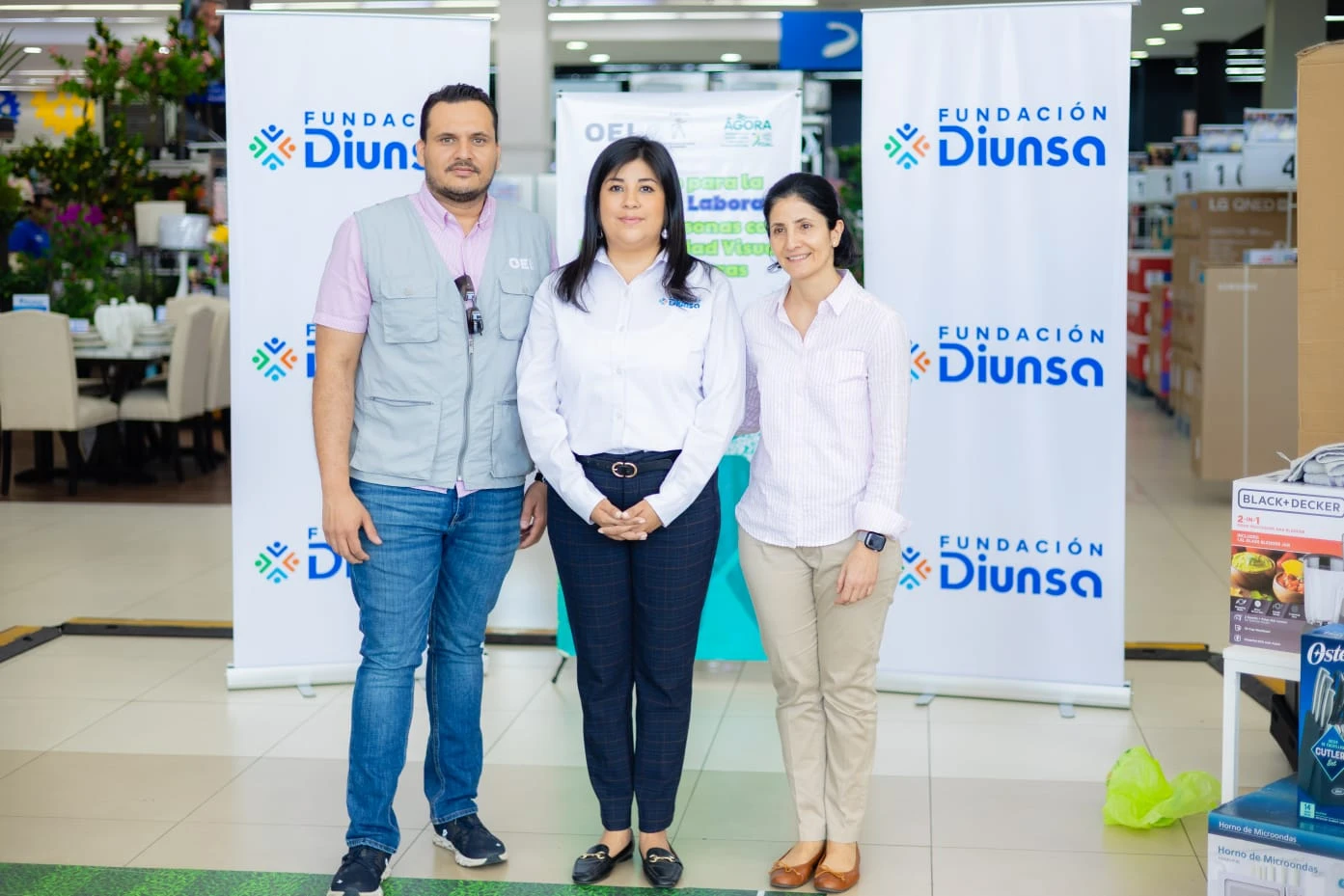 OEI y Fundación Diunsa entregan kits de emprendimiento a personas con discapacidad visual en Honduras