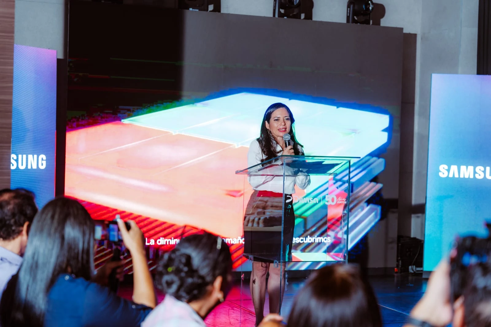 Samsung inspira al mundo y da forma al futuro con ideas y tecnologías transformadoras. La empresa está redefiniendo los mundos de los televisores, de la señalización digital, de los smartphones, de los wearables, tabletas, electrodomésticos, así como de los sistemas de red, la memoria, el LSI de sistemas y la fundición. Samsung también está avanzando en tecnologías de imagen médica, soluciones de climatización y robótica, al tiempo que crea productos innovadores para automoción y audio a través de Harman. Con su ecosistema SmartThings, la colaboración abierta con sus socios y la integración de la inteligencia artificial en toda su cartera, Samsung ofrece una experiencia conectada inteligente y sin fisuras. Para conocer las últimas noticias, visita la sala de prensa de Samsung en news.samsung.com.