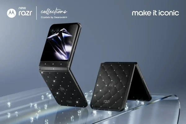 Motorola razr 70 con Crystals by Swarovski®: El nuevo smartphone plegable debuta en color PANTONE Meteorite, adornado con 35 cristales Swarovski Silver Night colocados a mano y un cristal exclusivo de 32 facetas en la bisagra.